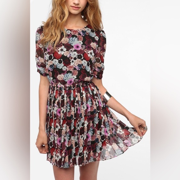 Chiffon Floral Pleated Open Back Mini Dress - Picture 1 of 7